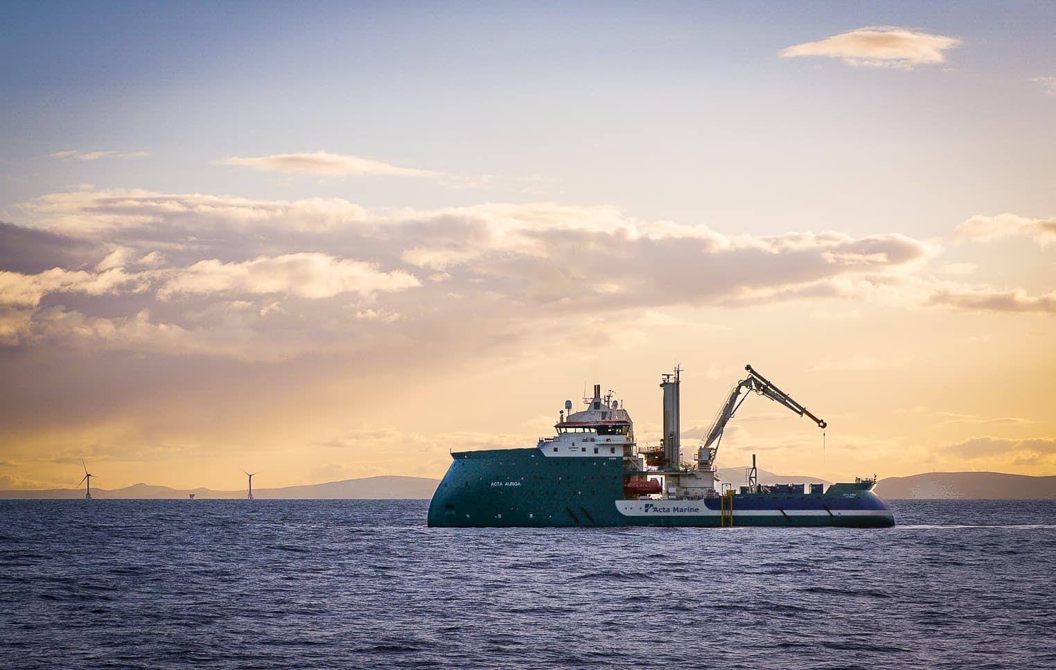 CTV crew at work in an offshore wind field